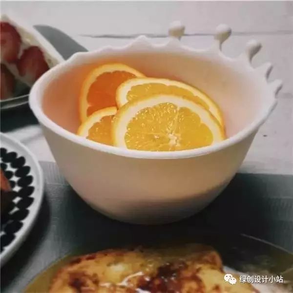 呈牛奶四溅状的食器,来自于设计师的童趣设计